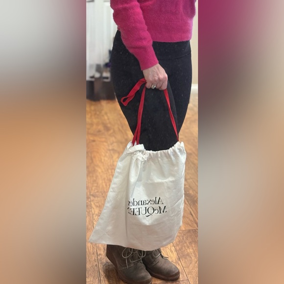 Alexander McQueen Designer Crisp White Bag with Red Ribbon Drawstring - Picture 8 of 8